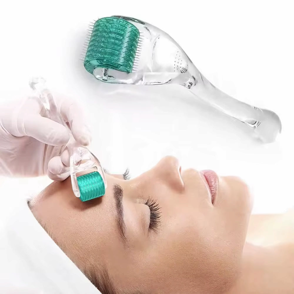 Dermaroller DRS 192 con 192 aghi utilizzato per il trattamento microneedling sul viso per migliorare la struttura della pelle e stimolare il collagene.