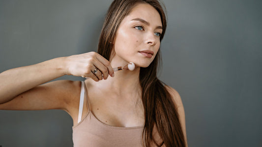 Ice roller används i ansiktet för att lugna huden – populärt alternativ till dermaroller och microneedling.