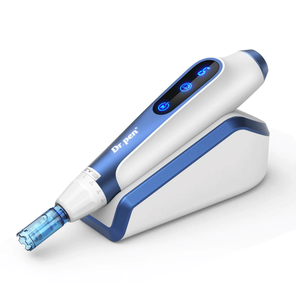 Immagine del prodotto di Dr. Pen A11 in design bianco e blu sulla sua base di ricarica a induzione - penna avanzata microneedling per il miglioramento della pelle.