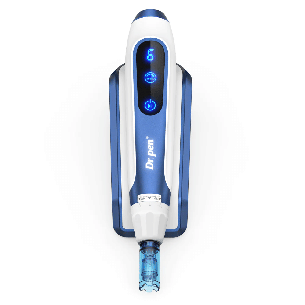 Primo piano di Dr. Pen A11 in design blu e bianco con pulsanti digitali illuminati e cartuccia dell'ago. Penna avanzata microneedling per ringiovanimento professionale della pelle e assorbimento del siero.