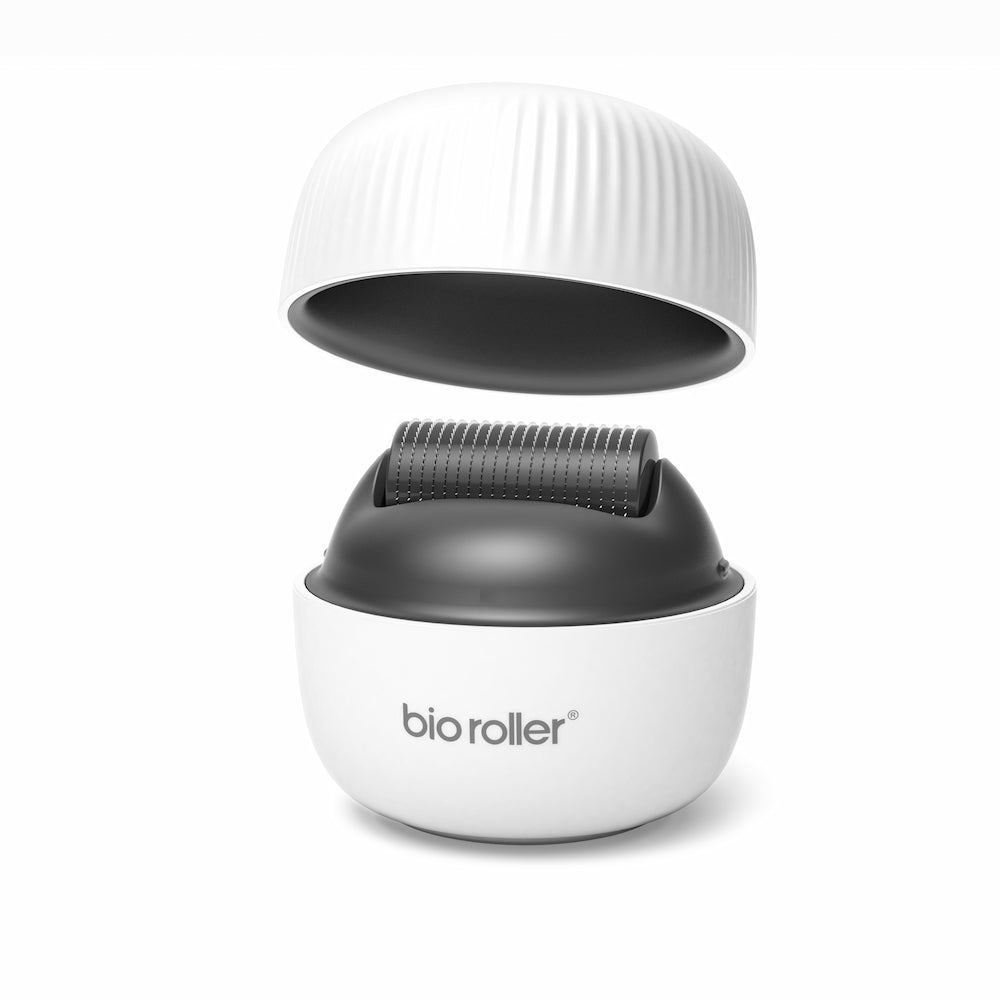 Bio Roller G4 microneedling-roller con coperchio protettivo aperto, mostra la testa dell'ago utilizzata per il ringiovanimento della pelle e un miglior assorbimento del prodotto.