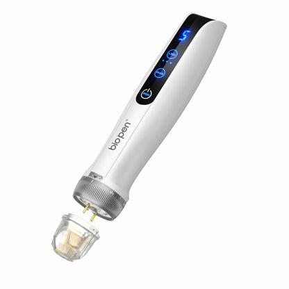 Bio pen Q2 microneedling-penna in bianco con display LED blu, mostrata con cartuccia ago smontata dove sono visibili i due pin di contatto.