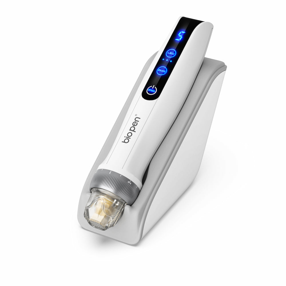 Penna BioPen bianca Q2 microneedling posizionata su un supporto bianco, con display LED blu digitale e modulo ago trasparente.