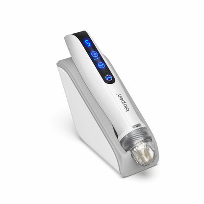 Penna BioPen bianca Q2 microneedling posizionata su un supporto grigio, con display LED blu e modulo ago trasparente in primo piano.