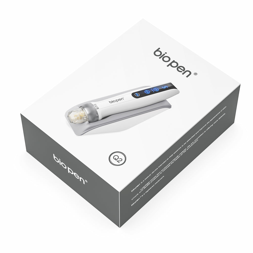 Penna biopen Q2 microneedling mostrata sulla parte superiore di una scatola di prodotto bianca e grigia con logo chiaro e immagine della penna sul coperchio.