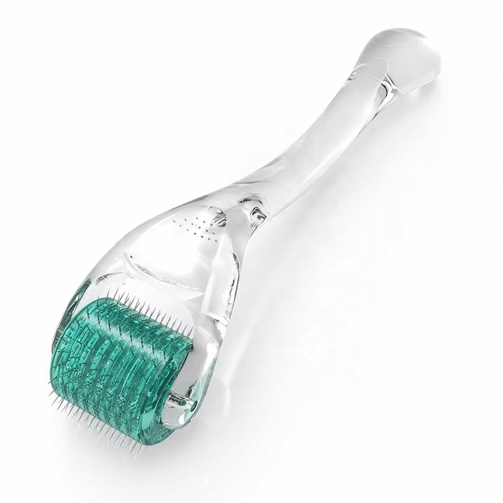 Dermaroller DRS 192 per microneedling con manico trasparente e rullo aghi verde, utilizzato per stimolare il collagene, migliorare la struttura della pelle e ridurre le linee sottili.
