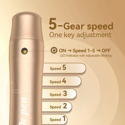 Illustrazione di Dr Pen M5 in oro che mostra la regolazione della velocità a 5 livelli con un pulsante, oltre a un indicatore LED che lampeggia diversamente a seconda del livello di velocità da 1 a 5.