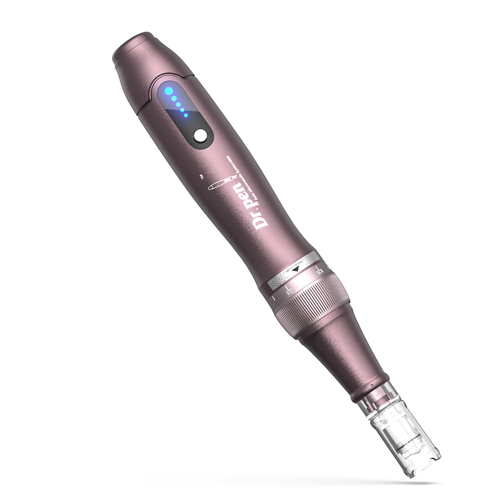 Dr. Pen A10 microneedling penna viola con indicatore LED blu e testina per un trattamento della pelle preciso e professionale.