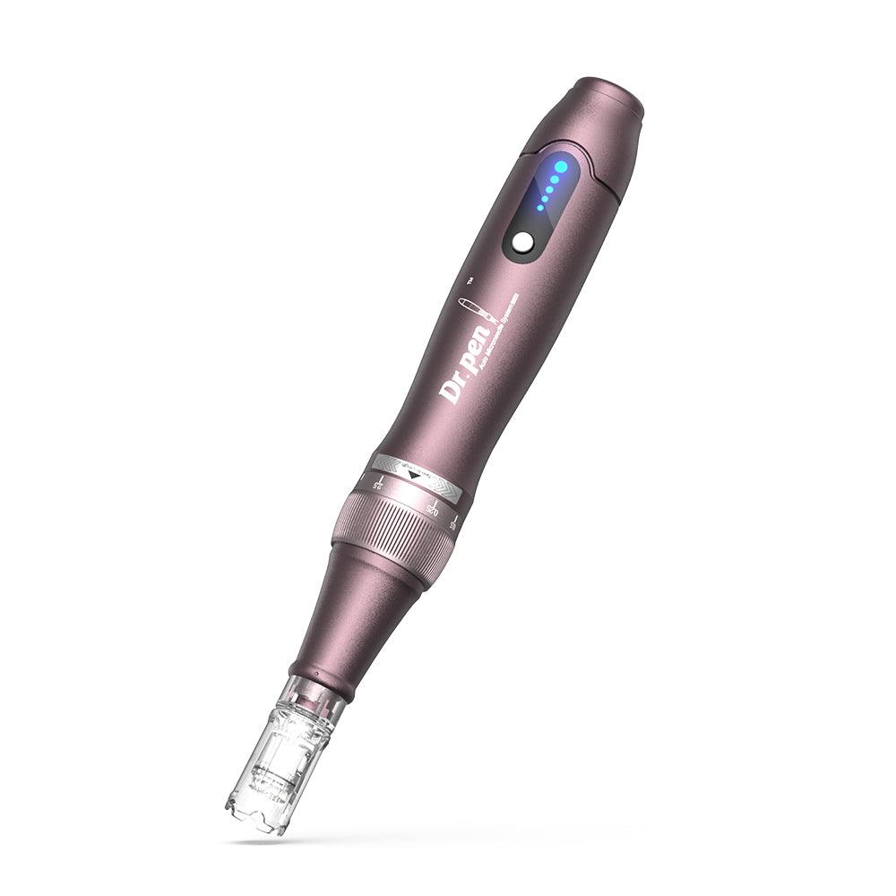 Dr. Pen A10 microneedling penna viola con indicatore LED e testina montata per un trattamento della pelle preciso e professionale.