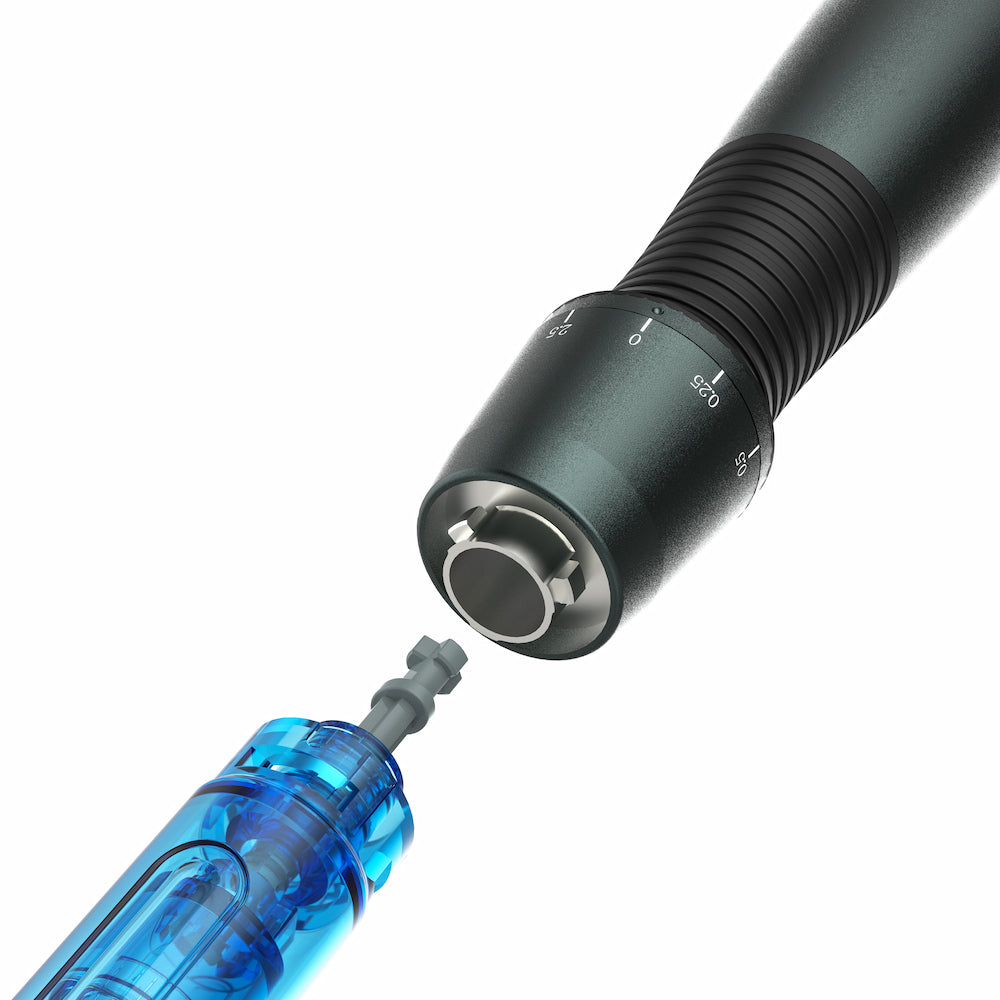 Närbild av Dr. Pen A20 microneedling-penna där en blå nålpatron ansluts, visar enkel installation av bytbara nålmoduler för professionell hudbehandling.