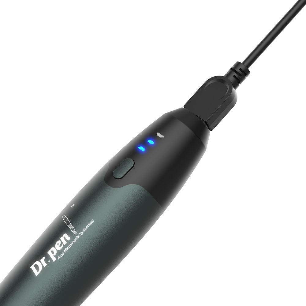 Dr. Pen A20 microneedling-penna som laddas via USB, med blå batteriindikator och ergonomisk design för professionell hudbehandling.