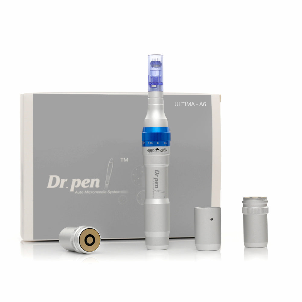 Dr. Pen A6 penna microneedling in argento con cartuccia blu, mostrata insieme a parti di batteria intercambiabili e confezione originale.