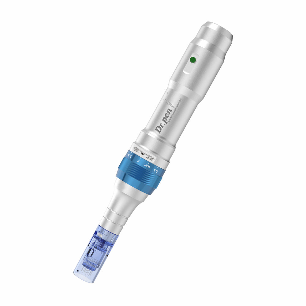 Dr. Pen A6 penna microneedling in argento con cartuccia blu e profondità dell'ago regolabile per trattamenti professionali della pelle.
