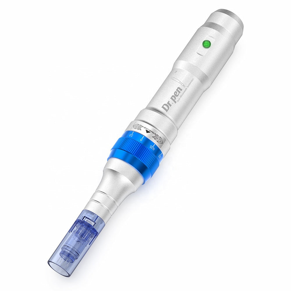 Dr. Pen A6 penna microneedling in argento con cartuccia blu e profondità dell'ago regolabile per trattamenti professionali della pelle.