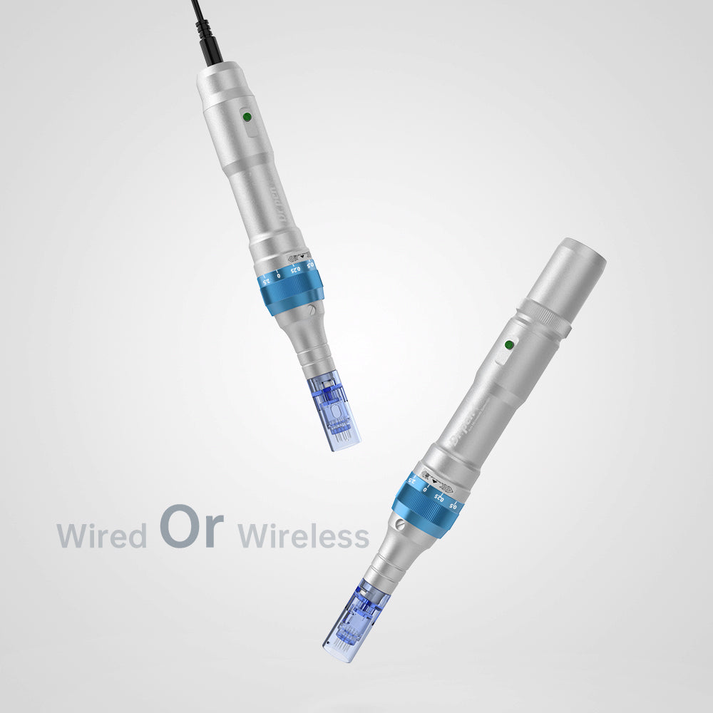 Confronto tra Dr. Pen A6 nella versione cablata e wireless, entrambe con cartuccia blu per microneedling professionale.