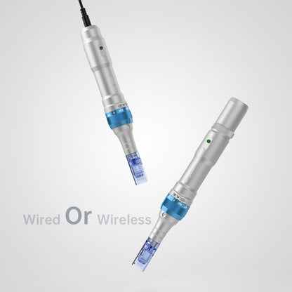 Confronto tra Dr. Pen A6 nella versione cablata e wireless, entrambe con cartuccia blu per microneedling professionale.