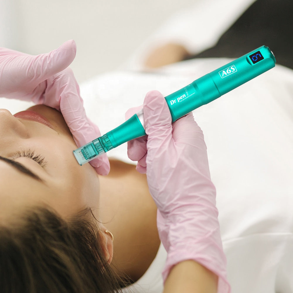 Professionell mikronålning med Dr. Pen A6S där en person i handskar utför ansiktsbehandling på en kund som ligger avslappnad.