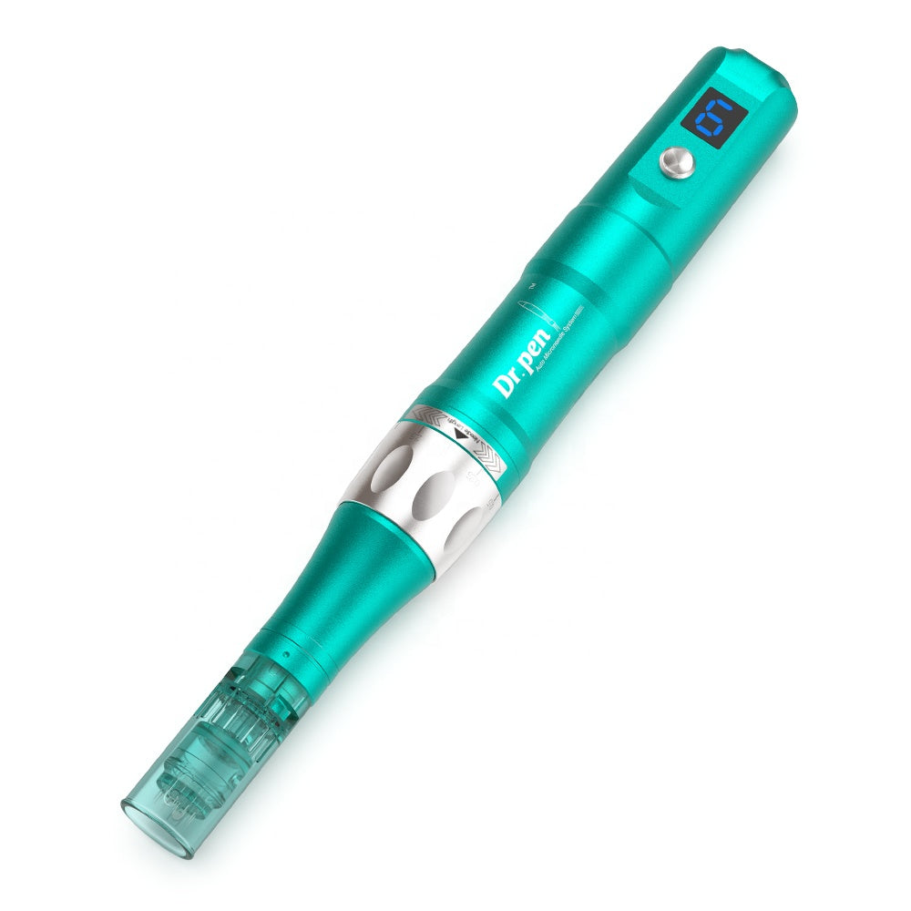 Dr. Pen A6S penna per micro-needling in colore turchese con display digitale e testina dell'ago montata per trattamenti professionali della pelle.