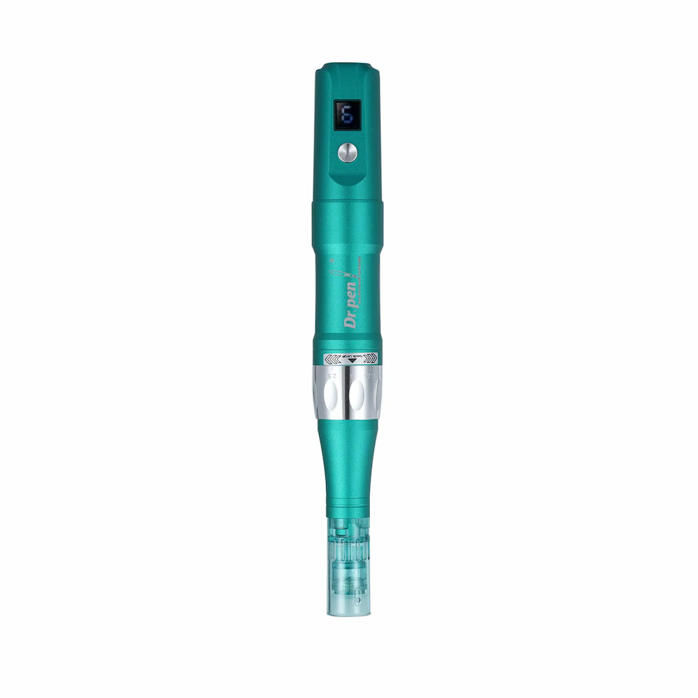Dr. Pen A6S penna per micro-needling in colore turchese vista frontalmente con cartuccia dell'ago blu e display digitale per trattamenti professionali della pelle.