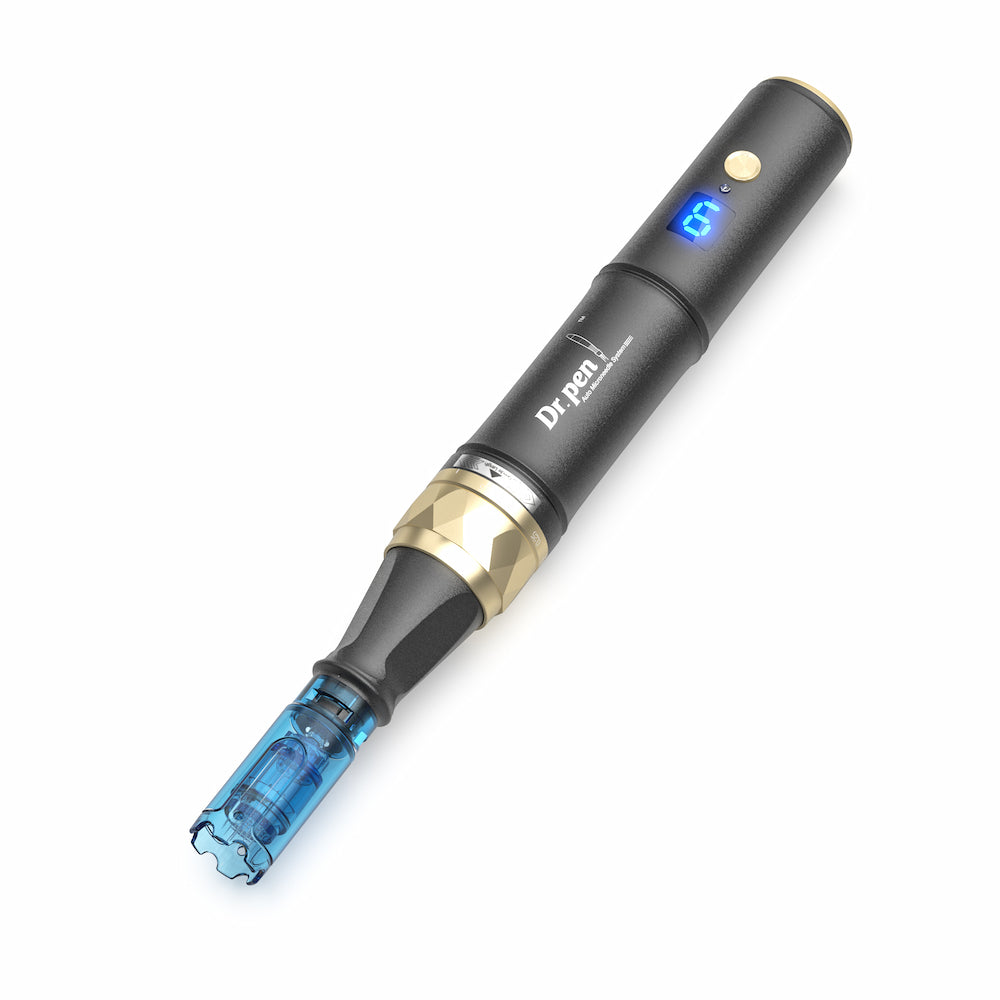 Dr. Pen A8S microneedling dermapen in nero e oro con display digitale blu e testina montata per trattamenti avanzati della pelle.