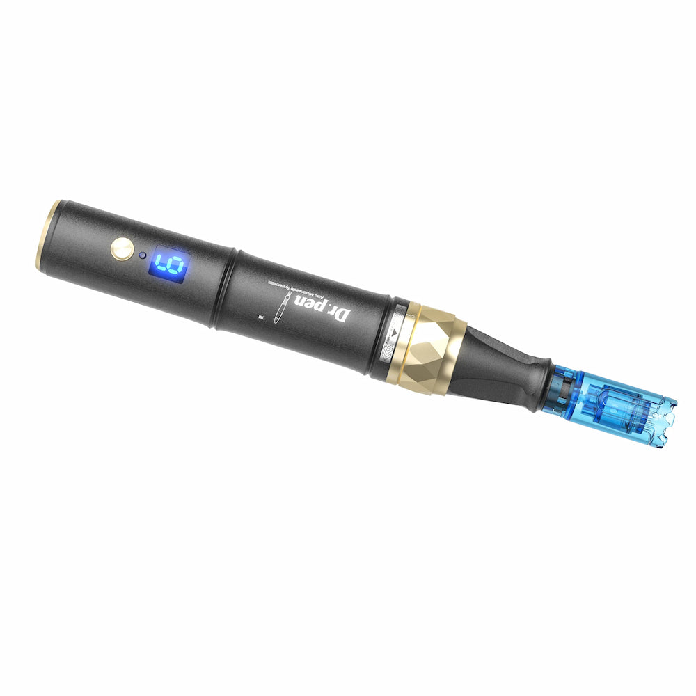 Dr. Pen A8S penna per microneedling in nero e oro con display digitale blu e testina montata per trattamenti professionali della pelle.
