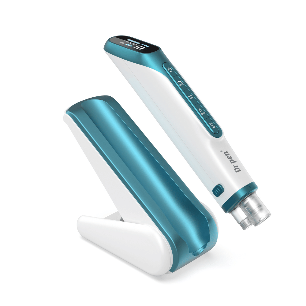 Dr. Pen H6 penna per microneedling con supporto abbinato su sfondo bianco.