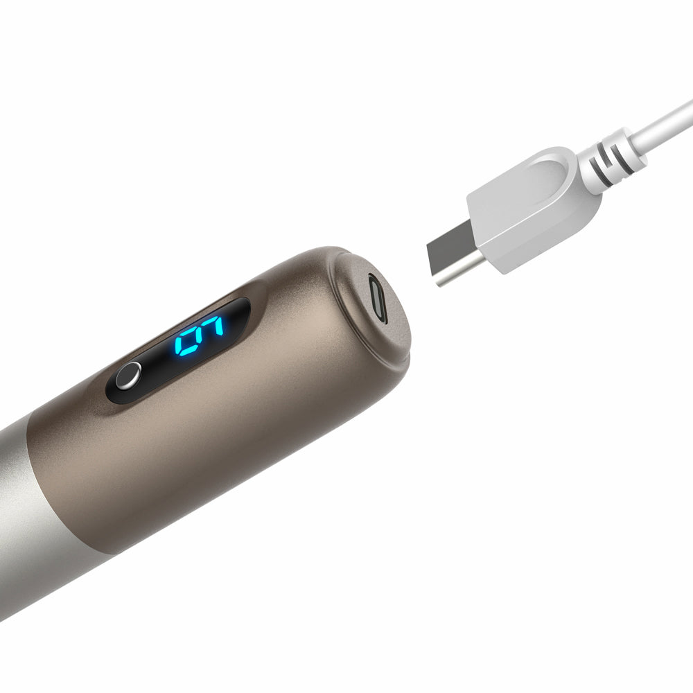 Primo piano di Dr. Pen H3 microneedling-penna con porta di ricarica USB-C e display LED digitale, pronta per una ricarica rapida e semplice.