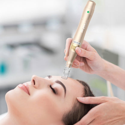 Una persona è sdraiata rilassata mentre un operatore esegue microneedling sulla fronte con un Dr. Pen M5 dorato. L'operatore tiene la penna con entrambe le mani per precisione.