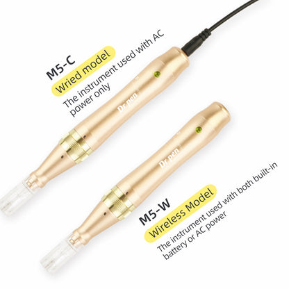 Confronto tra Dr. Pen M5-C e M5-W microneedling-penne. M5-C è mostrata come un modello cablato che funziona solo con corrente alternata, mentre M5-W è un modello senza fili che può essere utilizzato sia con batteria integrata che con corrente alternata. Entrambe le penne sono oro rosa con moduli ago montati.