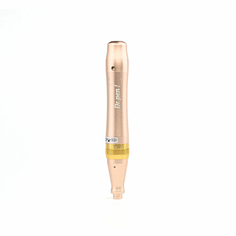 Dr. Pen M5-W microneedling-penna in oro, mostrata frontalmente senza modulo ago montato. L'anello a vite dorato e i segni di regolazione dello strumento sono chiaramente visibili.