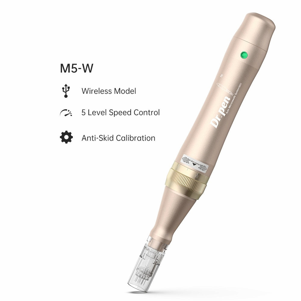 Immagine del prodotto di Dr. Pen M5-W penna microneedling senza fili in oro con modulo ago montato. A sinistra viene mostrato il testo con le caratteristiche: Modello Wireless, Controllo della velocità a 5 livelli e Calibrazione Anti-Skid.