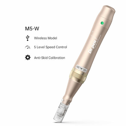 Immagine del prodotto di Dr. Pen M5-W penna microneedling senza fili in oro con modulo ago montato. A sinistra viene mostrato il testo con le caratteristiche: Modello Wireless, Controllo della velocità a 5 livelli e Calibrazione Anti-Skid.