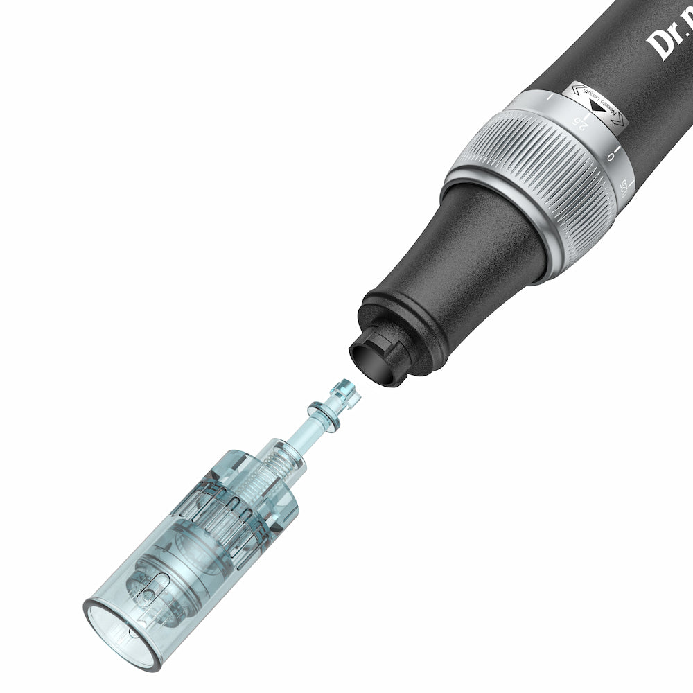 Primo piano di Dr. Pen M7S microneedling dermapen con testina dell'ago rimovibile montata per trattamenti professionali della pelle.