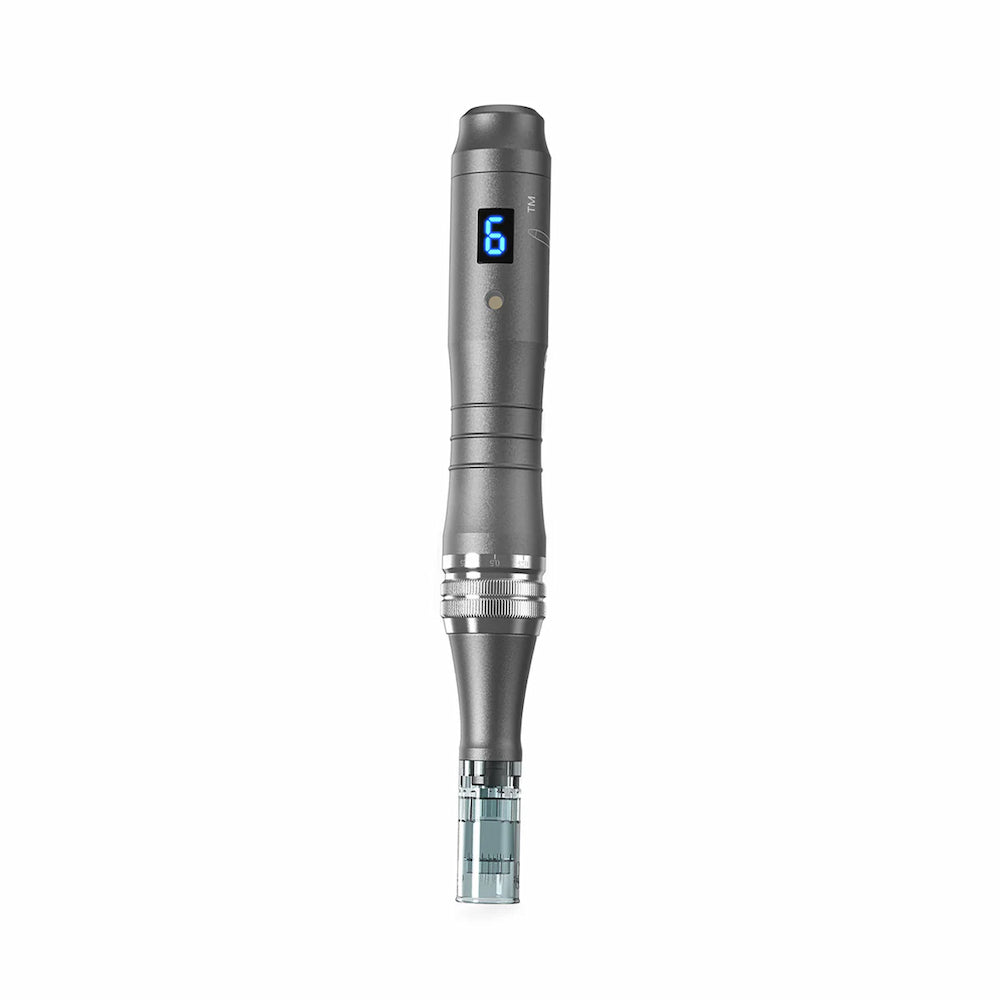 Dr. Pen M8 microneedling-penna in colore grigio vista frontalmente con display digitale blu e testina dell'ago montata per trattamenti professionali della pelle.