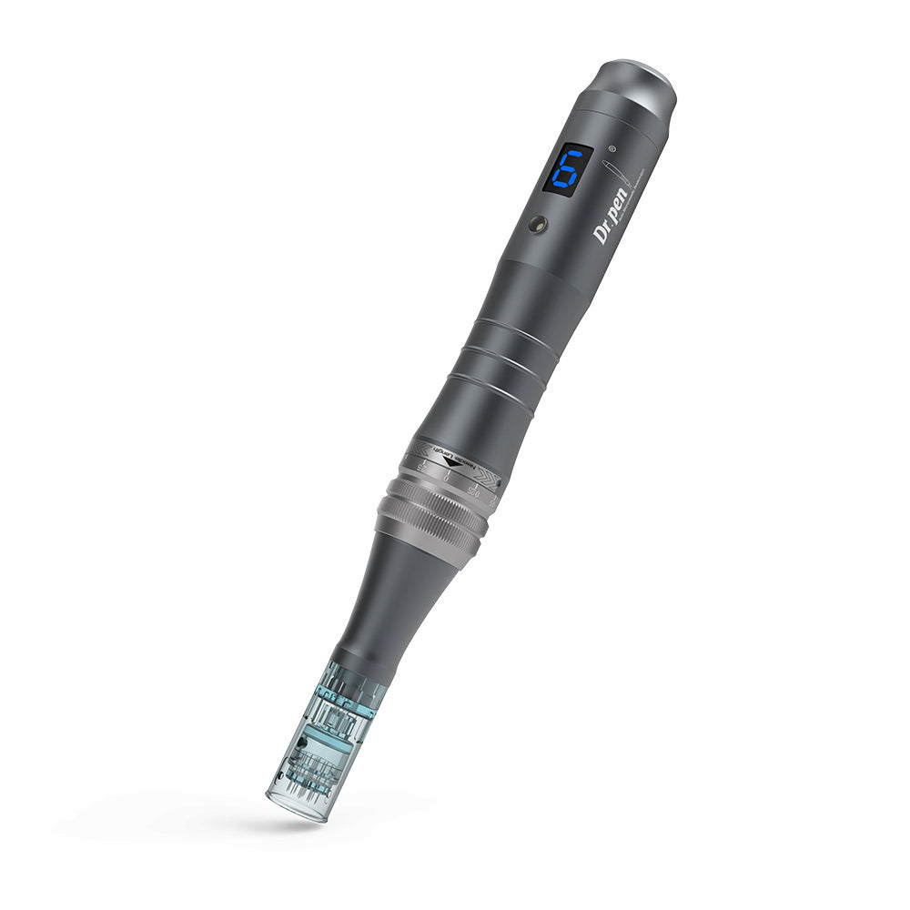 Dr. Pen M8 microneedling-penna in finitura grigia con display digitale blu e testina dell'ago montata per trattamenti professionali della pelle.