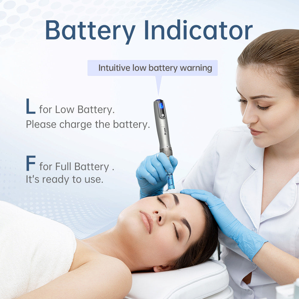 Dr. Pen M8S microneedling-penna con indicatore di batteria chiaro, utilizzata da un operatore durante il trattamento professionale della pelle in un ambiente clinico.