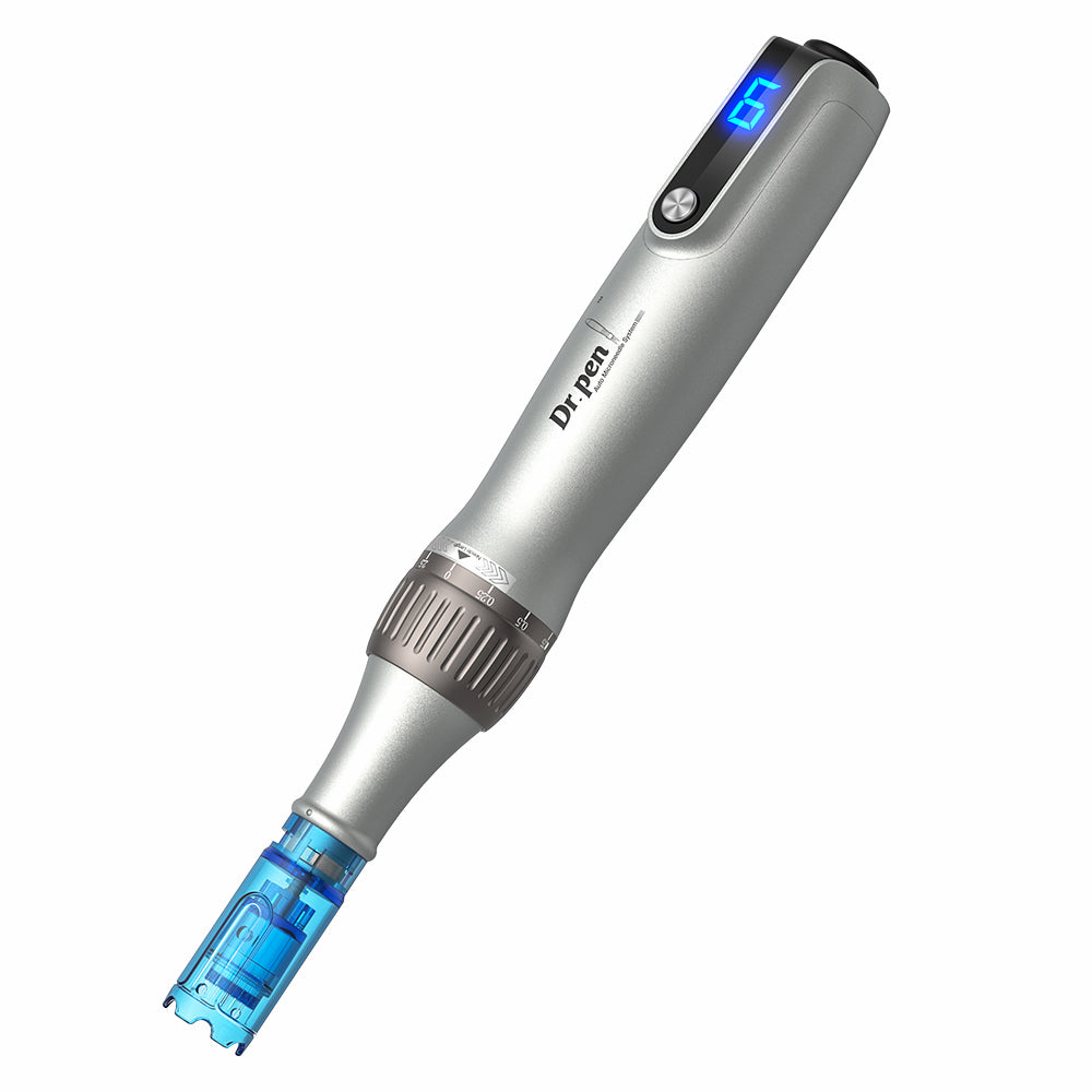 Dr. Pen M8S microneedling-penna con display LED, profondità dell'ago regolabile e cartuccia ago montata per trattamento professionale della pelle.