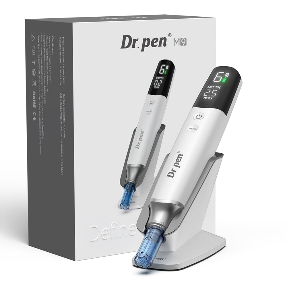 Dr. Pen M9 penna per microneedling con confezione originale, base di ricarica e display digitale per un trattamento professionale della pelle.