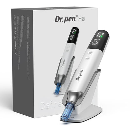 Dr. Pen M9 penna per microneedling con confezione originale, base di ricarica e display digitale per un trattamento professionale della pelle.