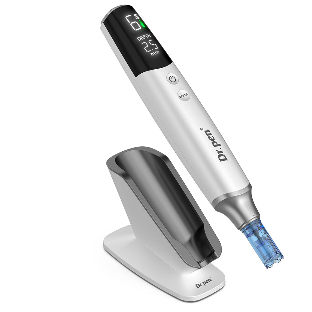Dr. Pen M9 dermapen con display digitale, cartuccia ad ago ed elegante base di ricarica per microneedling professionale e trattamento della pelle.