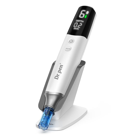 Dr. Pen M9 penna per microneedling con display digitale, profondità dell'ago regolabile e cartuccia ad ago per un uso professionale di microneedling a casa e in clinica.