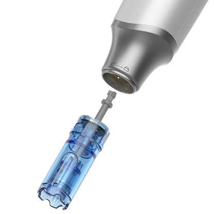 Primo piano di Dr. Pen M9 e cartuccia ad ago sostituibile per un trattamento microneedling sicuro e igienico.