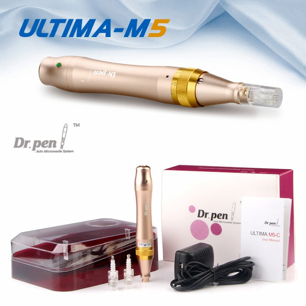 Dr. Pen Ultima M5 microneedling-penna in oro con accessori inclusi, tra cui cartuccia di aghi, custodia protettiva, adattatore di rete e manuale utente. La parte superiore dell'immagine mostra la penna in primo piano e il testo “ULTIMA-M5”.