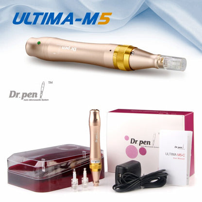 Dr. Pen Ultima M5 microneedling-penna in oro con accessori inclusi, tra cui cartuccia di aghi, custodia protettiva, adattatore di rete e manuale utente. La parte superiore dell'immagine mostra la penna in primo piano e il testo “ULTIMA-M5”.