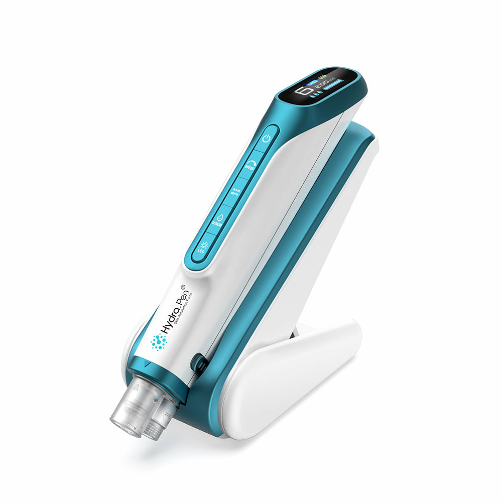 Hydra Pen H6 strumento di microneedling sul suo supporto di ricarica, progettato per l'infusione idratante, l'assorbimento migliorato del siero e la cura della pelle professionale a casa.