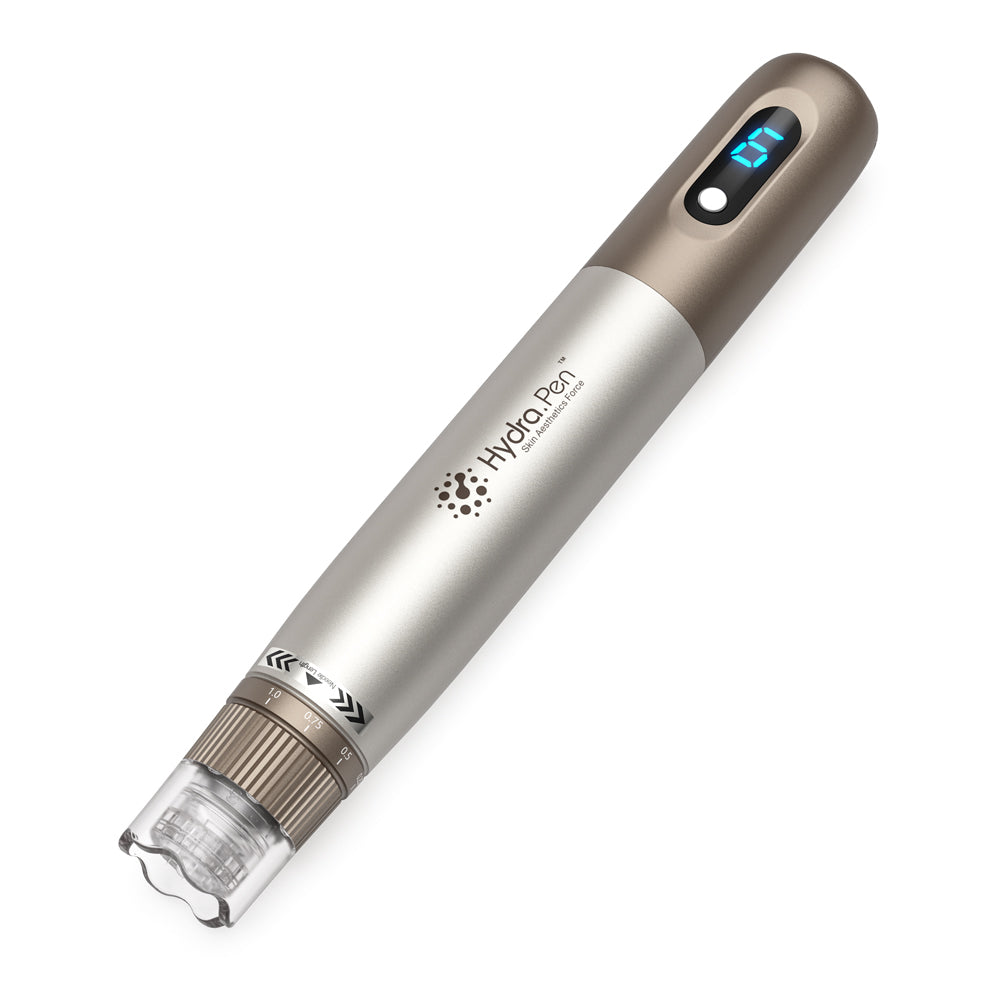 HydraPen H3 microneedling-penna in oro e argento con display digitale della velocità e modulo ago frontale.
