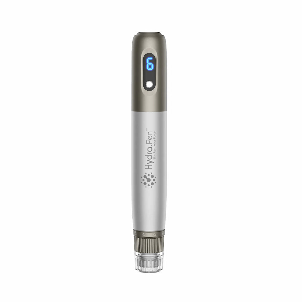 HydraPen h3 microneedling-penna in vista frontale con display LED digitale - strumento professionale per il ringiovanimento della pelle e l'infusione di siero.