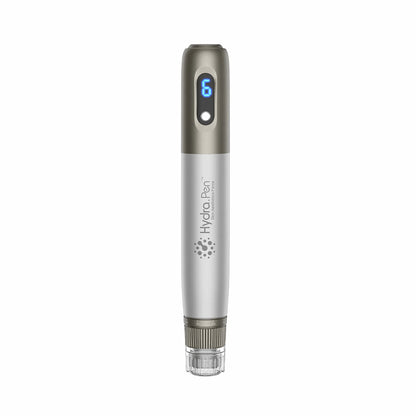 HydraPen h3 microneedling-penna in vista frontale con display LED digitale - strumento professionale per il ringiovanimento della pelle e l'infusione di siero.