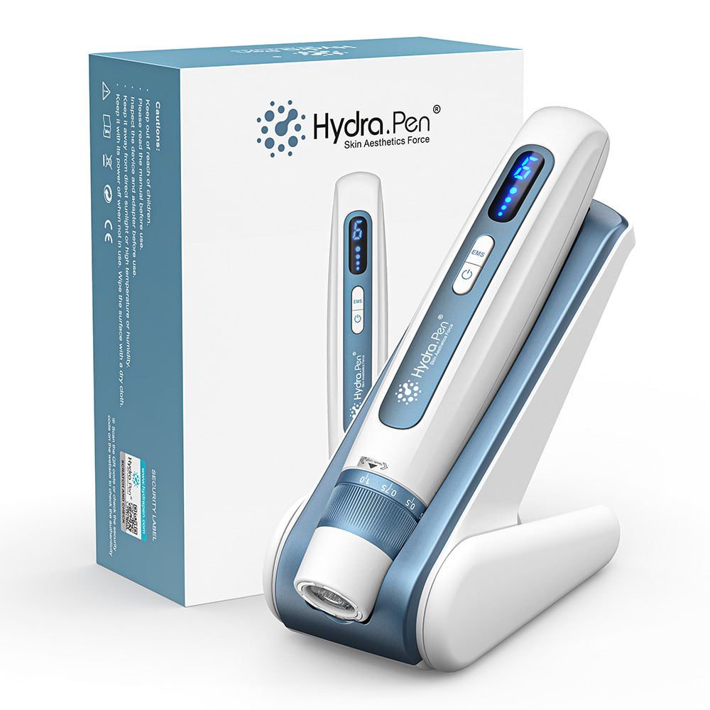HydraPen H5 penna microneedling in design bianco e blu posizionata nel suo supporto di ricarica accanto alla confezione originale, per cura della pelle professionale e infusione di siero.