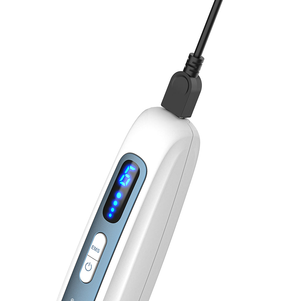 HydraPen H5 penna microneedling che si ricarica tramite cavo USB, con chiaro display digitale blu della velocità e pulsanti di controllo.